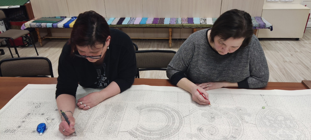 Мария Медкова и Оксана Кириллова работают над эскизом панно